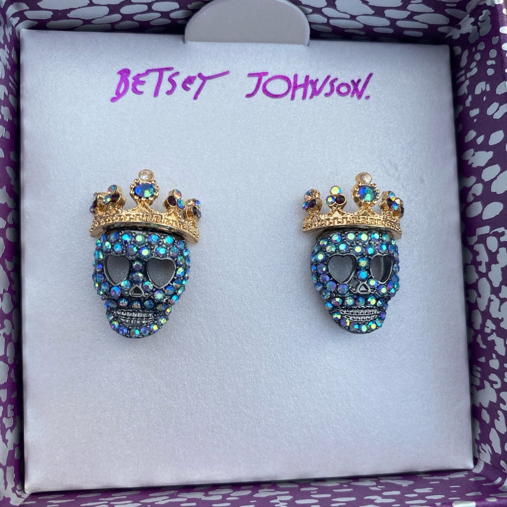 New  Betsey Johnson Skull Stud Earrings - Picture 9 of 10